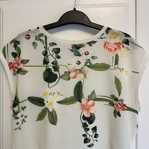 Ted Baker sleeveless floral blouse. Floral front. Cream back. US 4 (Ted baker 1) - Picture 2 of 5